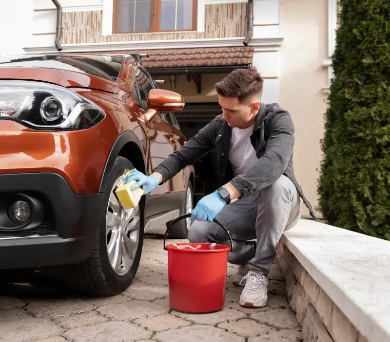 Lavage auto à domicile Saint-Jean-de-Chevelu : professionnel intervenant sur un véhicule